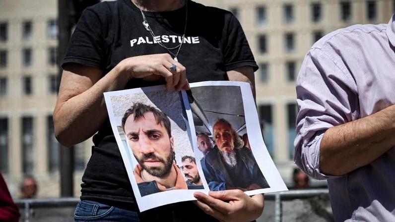Thiago Ávila, ativista brasileiro, relatando tortura durante sua detenção em Israel.