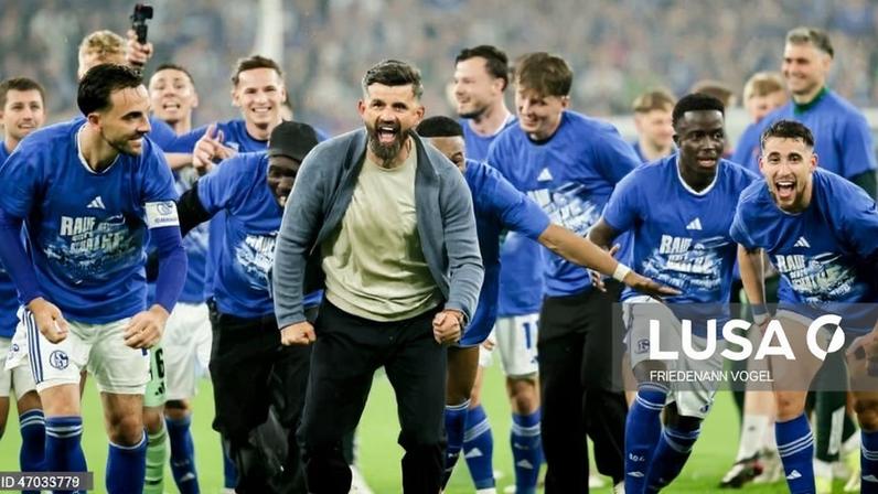 Schalke 04 confirma regresso à Liga alemã três anos depois