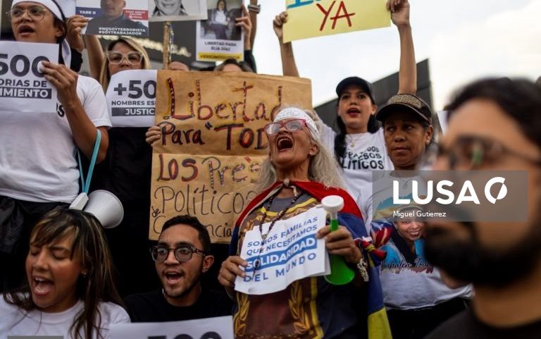 Imagem de María Corina Machado exigindo libertação de presos políticos na Venezuela