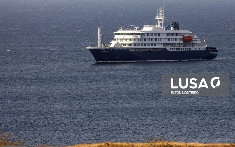 Cruzeiro neerlandês MV Hondius dá entrada no porto de Granadilla, em Tenerife