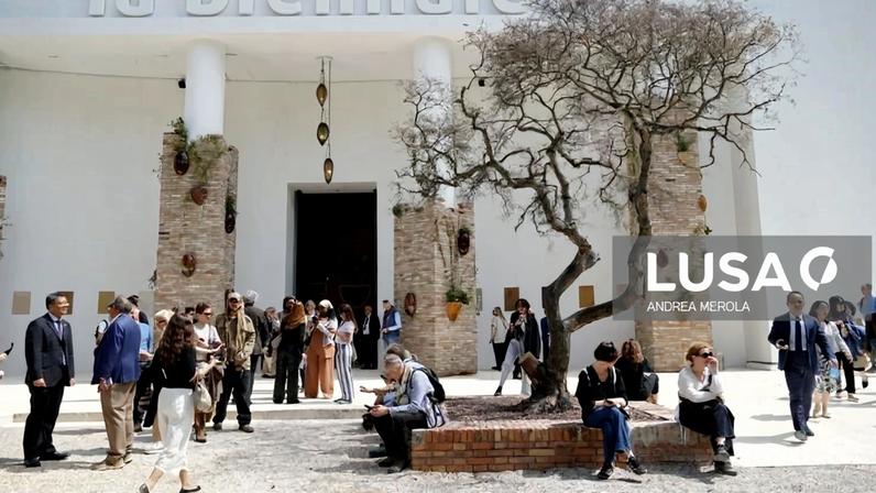 Bienal de Veneza abre hoje sob polémica e com visitantes no lugar do júri