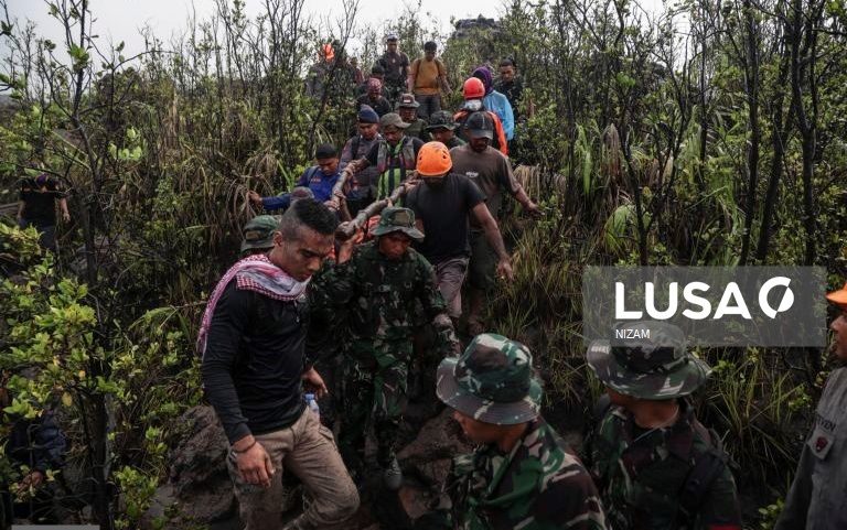 Últimos dois corpos de turistas encontrados após erupção no vulcão na Indonésia