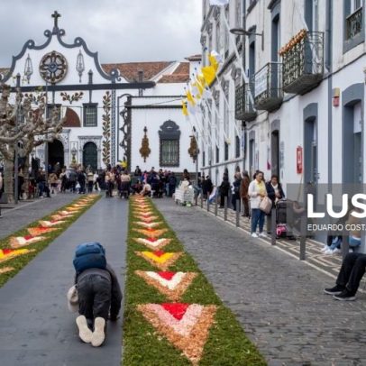 Festival de flores colore ruas de Ponta Delgada na passagem do Santo Cristo