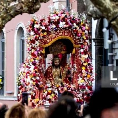 Chuva não impede mudança da imagem do Santo Cristo em Ponta Delgada