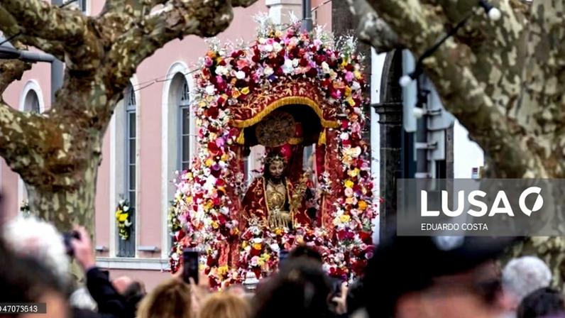 Chuva não impede mudança da imagem do Santo Cristo em Ponta Delgada
