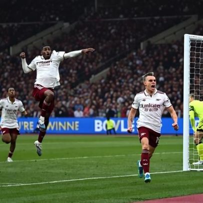 Arsenal vence o West Ham e segue na corrida ao título