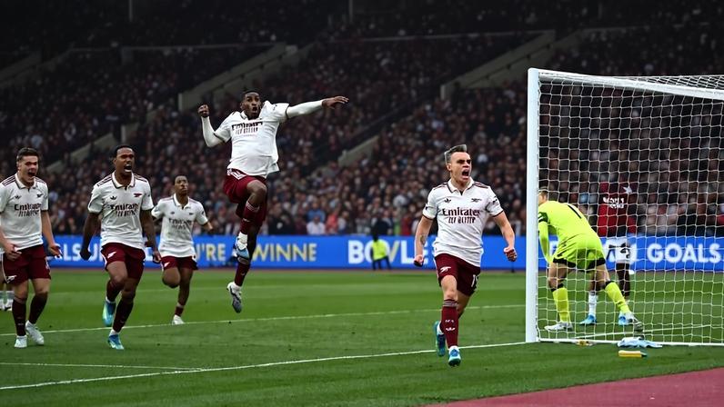 Arsenal vence o West Ham e segue na corrida ao título