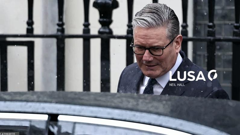 Atenções centradas em Starmer durante discurso do Rei no parlamento britânico