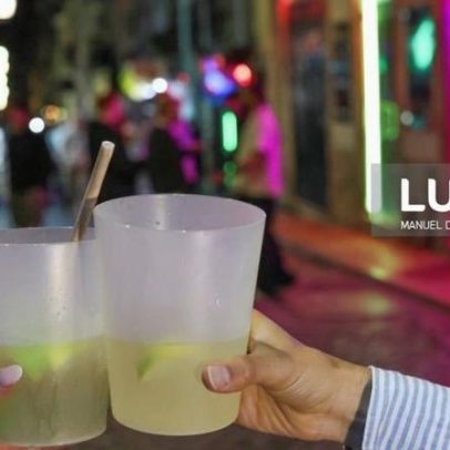 Bairro Alto continua a circular com copos após limitação de venda de álcool