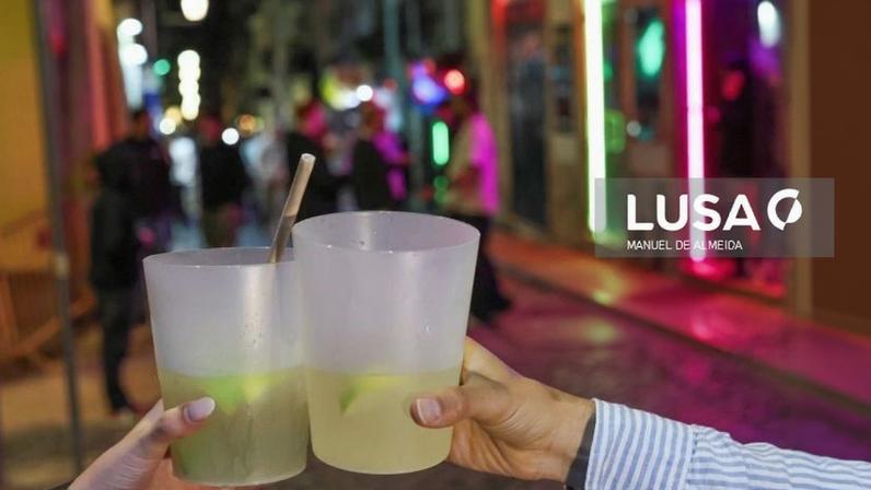 Bairro Alto continua a circular de copo na mão após limitação à venda de álcool na rua