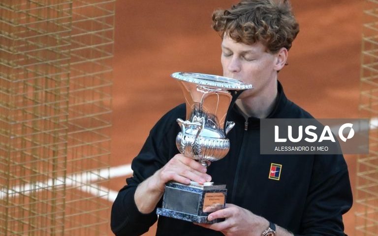 Sinner fecha semana histórica com título no Masters 1.000 de Roma