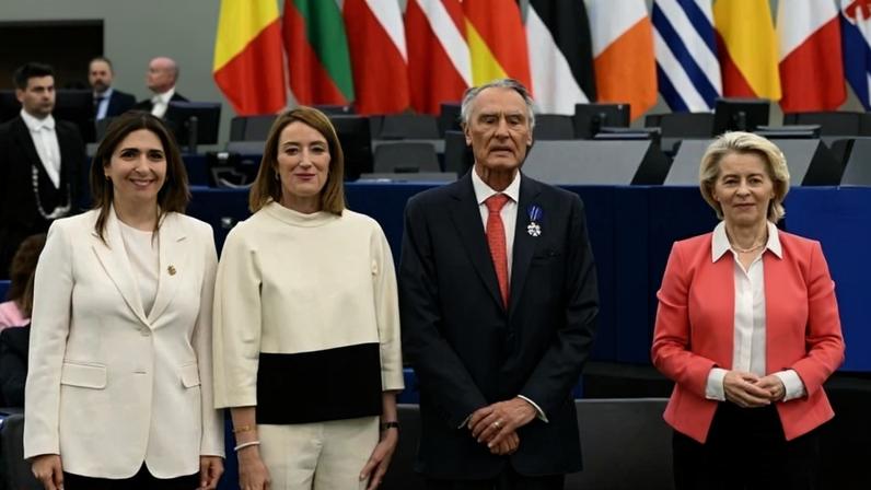 Cavaco destaca importância da UE ao ser distinguido no Parlamento Europeu