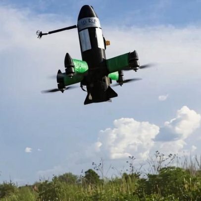 Depósito de petróleo russo em chamas após ataque de drones ucranianos