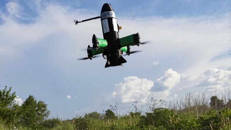 Depósito de petróleo russo em chamas após ataque de drones ucranianos
