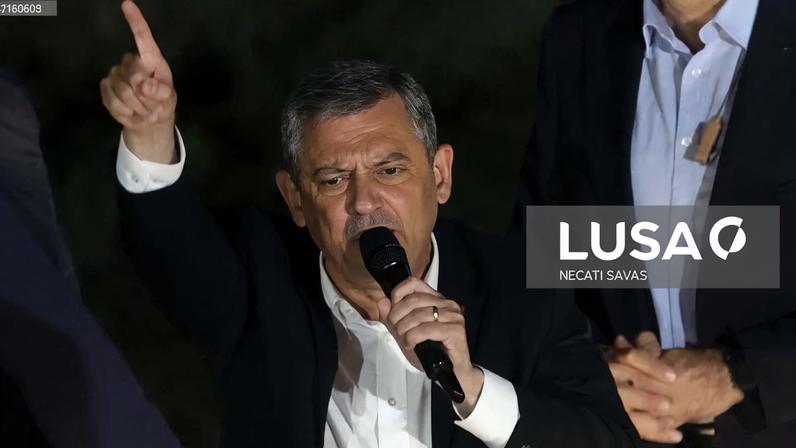 Polícia turca cerca sede do maior partido da oposição para destituir o líder