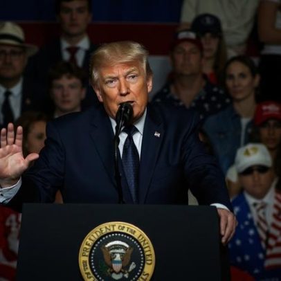 Trump diz negociações vão bem, mantém bloqueio aos portos iranianos até acordo