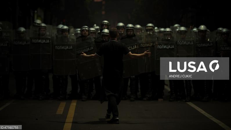 Manifestantes sérvios em confrontos com polícia após manifestação antigovernamental em Belgrado