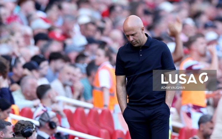 Liverpool demite treinador Arne Slot um ano após título inglês
