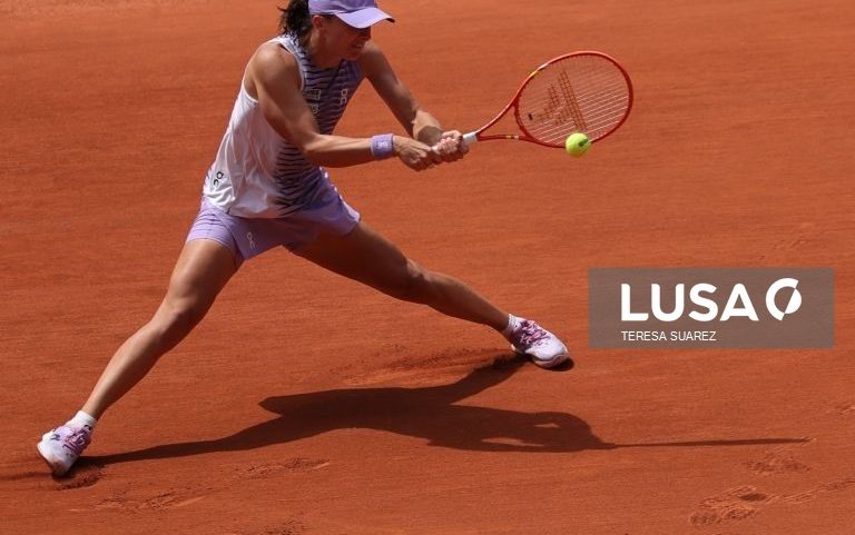 Swiatek vence compatriota Linette e avança aos oitavos de Roland Garros