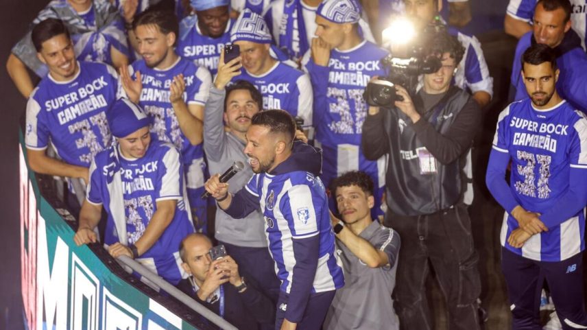Farioli troca onze titular, Bednarek fica de fora