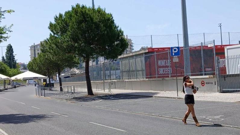 Fãs aguardam Bad Bunny à porta da Luz