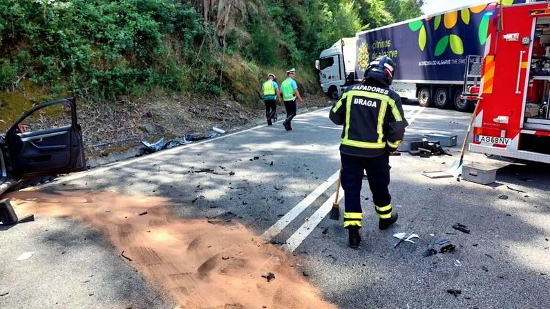 Mulher fica ferida numa colisão com camião e carrinha em Braga