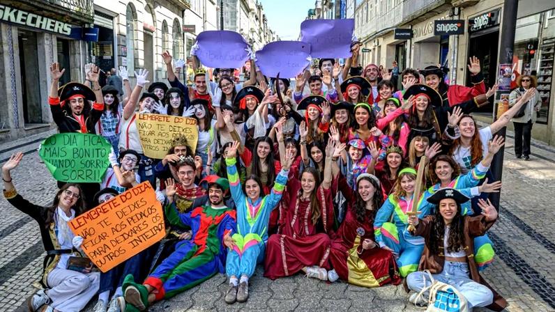 Jovens universitários promovem amor na Baixa do Porto em busca de geração melhor