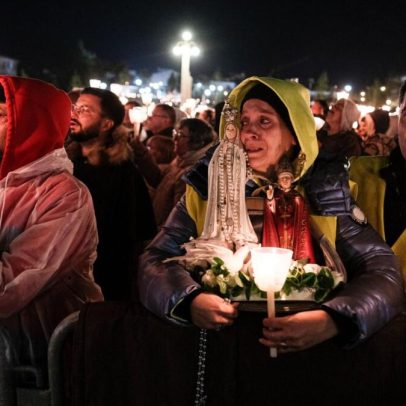 Milhares de fiéis marcam procissão de velas em Fátima