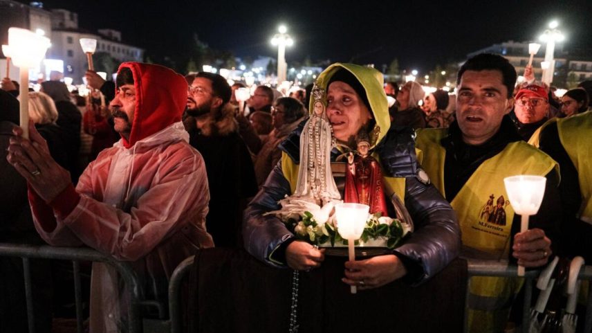 Luz e emoção: as imagens dos milhares de fiéis na procissão de velas em Fátima