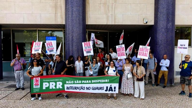 Trabalhadores do Instituto da Habitação protestam contra precariedade laboral