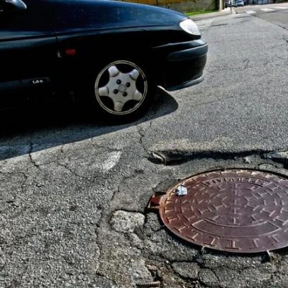 Solicita 25 mil euros após colisão com tampa de saneamento
