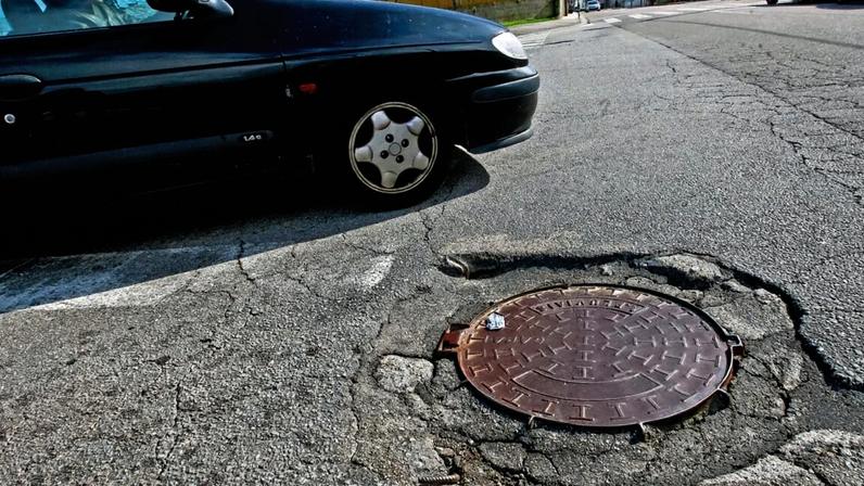 Solicita 25 mil euros após colisão com tampa de saneamento