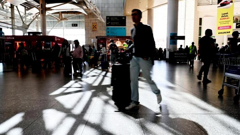 Ministro Pinto Luz garante melhorias no aeroporto de Lisboa no próximo mês