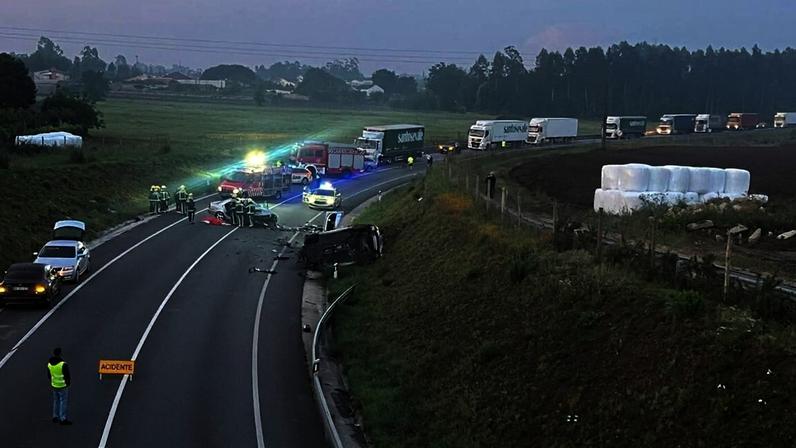 Acidente com três carros na Maia deixa uma pessoa morta