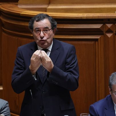 Castro Almeida reage ao PS: PRR vira moção de censura e defende gestão de fundos