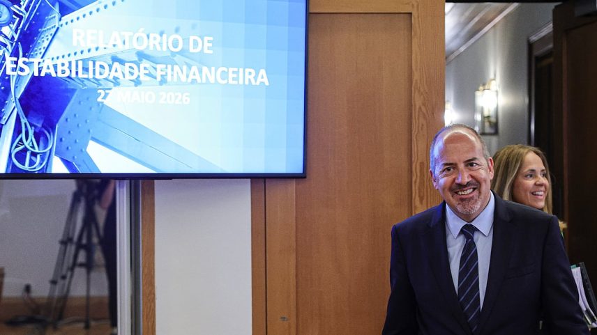 Riscos financeiros em Portugal aumentam, afetando Estado, famílias e empresas