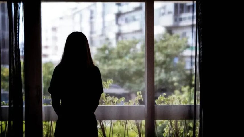 O documento aponta para uma elevada frequência de exaustão e presença de sintomas de burnout e solidão