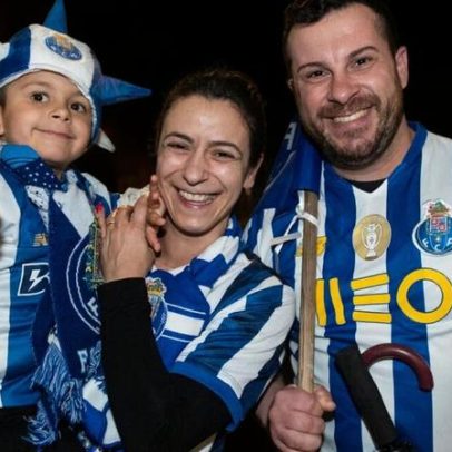 Adeptos esperam o plantel, sob chuva: Porto precisava disto