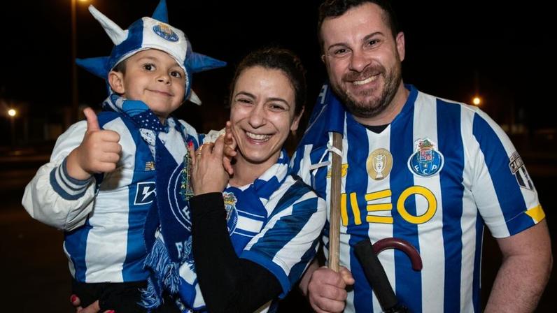 Adeptos esperam o plantel, sob chuva: Porto precisava disto