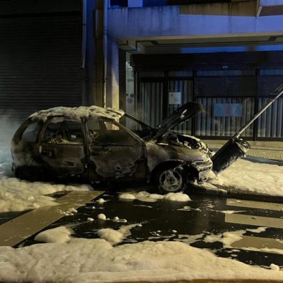 Incêndio consome carro na Santos Pousada, no Porto