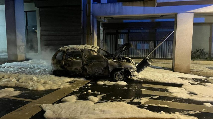 Incêndio consome carro na Santos Pousada, no Porto