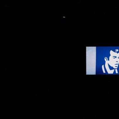 Dragão iluminado por lanternas em homenagem a Jorge Costa