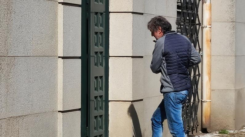 Pai condenado a seis anos e meio de prisão por deixar filhas sem comer
