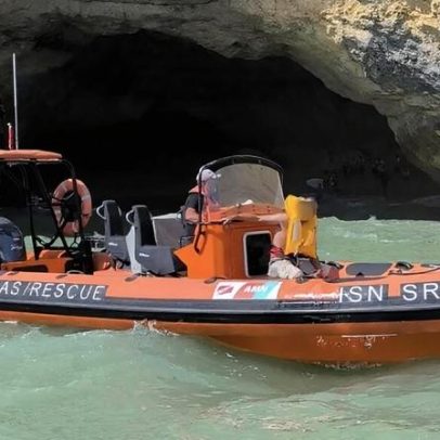 Barco turístico inverte-se perto da Gruta de Benagil e fere dois