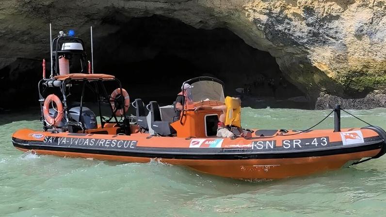 Barco turístico inverte-se perto da Gruta de Benagil e fere dois