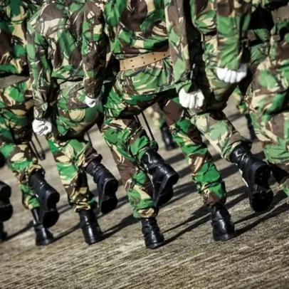 Militares feridos em salto de paraquedas permanecem estáveis
