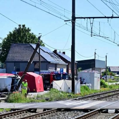 Comboio colide com autocarro escolar na Bélgica com impacto violento