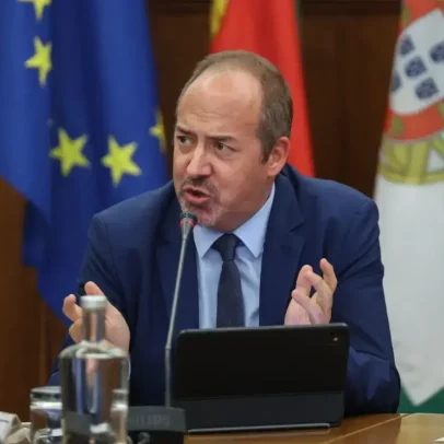 Parlamento convoca Álvaro Santos Pereira para esclarecer compra de ações