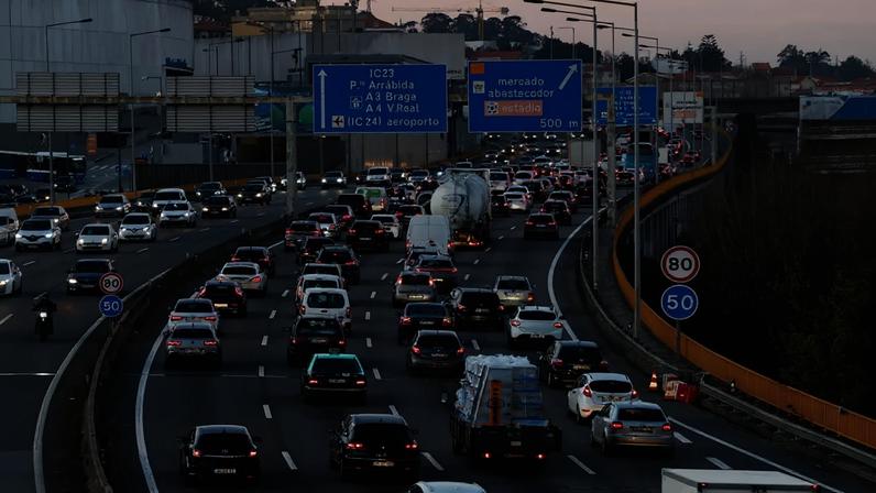 O automóvel é o meio de deslocação prioritário para 69% dos residentes nos 17 municípios da AMP