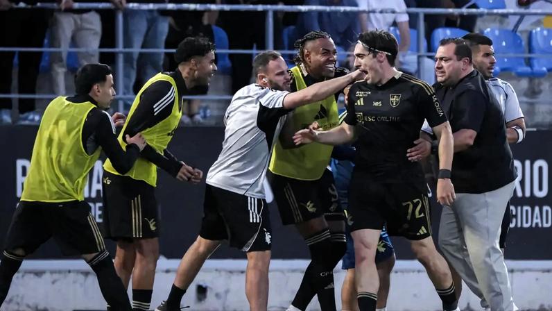 Benfica vence Oliveirense e segue para a final do basquetebol